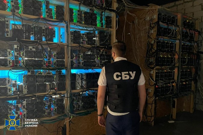 СБУ «накрыла» на Черниговщине нелегальную криптоферму из 150 ASIC-майнеров