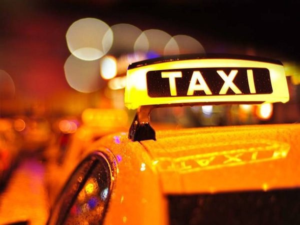 Популярні сервіси таксі — Uber і Bolt — підвищують тарифи на свої послуги в Києві.