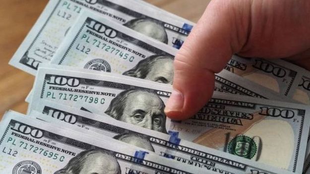 К открытию межбанка доллар прибавил в покупке и в продаже 2 копейки.