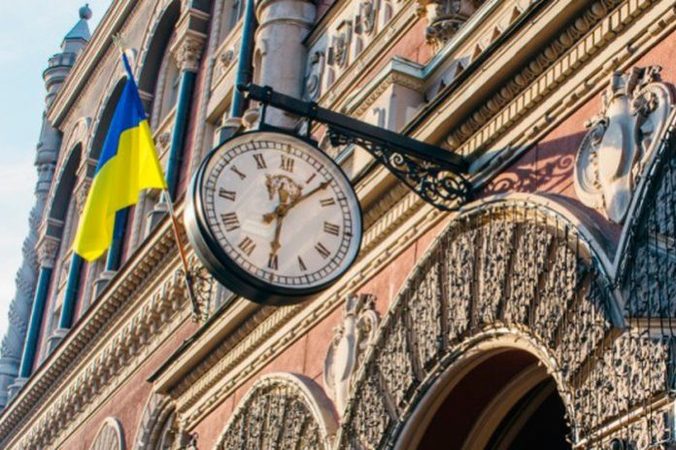 Вісім з дев’яти керівників Департаменту ліцензування Національного банку України, які оголосили про свою відставку 30 червня, попросили голову НБУ перенести дату звільнення на 1 вересня.