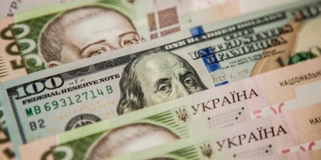 Даже небольшие колебания курса доллара существенно влияют на украинский бизнес и личный бюджет украинцев.