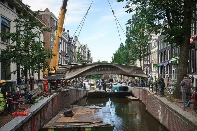 Первый в истории стальной мост, напечатанный на 3D-принтере, открылся в Амстердаме.