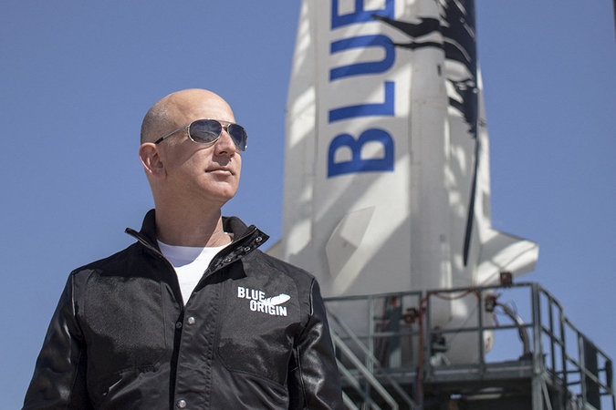 Найбагатша людина світу, мільярдер Джефф Безос злітав у космос на власному кораблі Blue Origin.