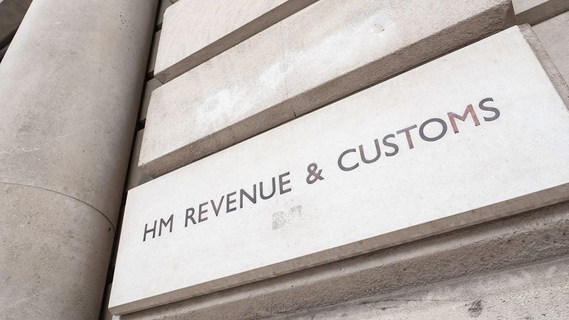 Королівська податково-митна служба Великобританії (HMRC) стала запитувати персональні дані клієнтів у зарубіжних майданчиків для торгівлі криптовалютами.