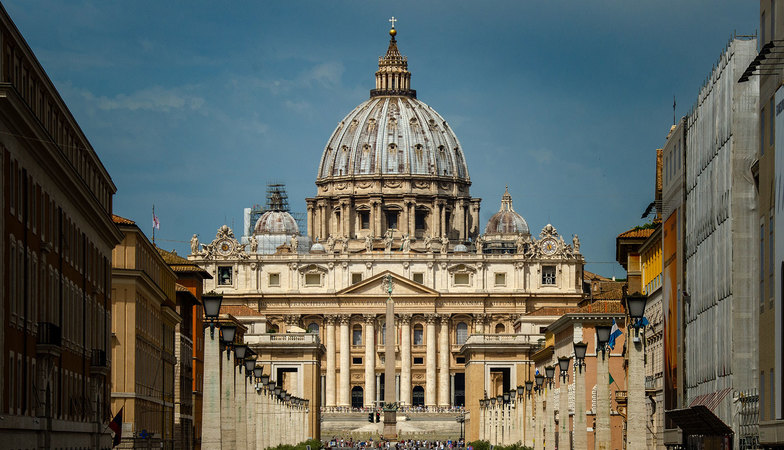 24 июля Ватикан впервые обнародовал информацию о принадлежащей ему недвижимости, раскрыв, что владеет более чем 5000 объектами.
