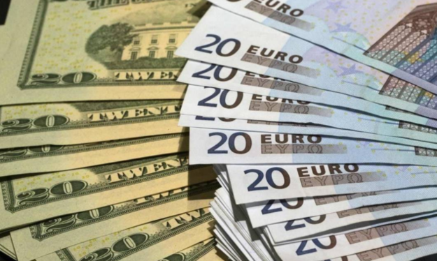 До відкриття міжбанку долар втратив по 4 копійки на купівлі і продажу, євро також втратило 4 копійки на купівлі і на продажу.
