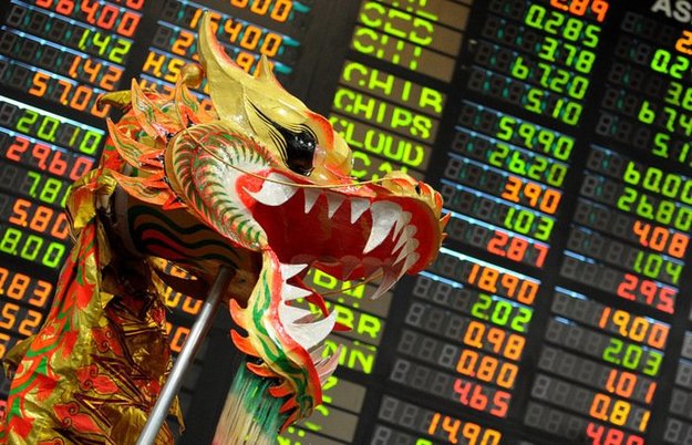 Іноземні інвестори знову почали купувати китайські акції після обвалу, в результаті якого індекс Shanghai Shenzhen CSI 300 опустився до мінімального рівня з листопада 2020 року.