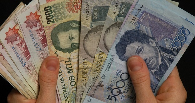 Центральний банк Венесуели оголосив про те, що 1 жовтня нинішнього року проведе деномінацію національної валюти, так що за один новий болівар даватимуть 1 млн старих.