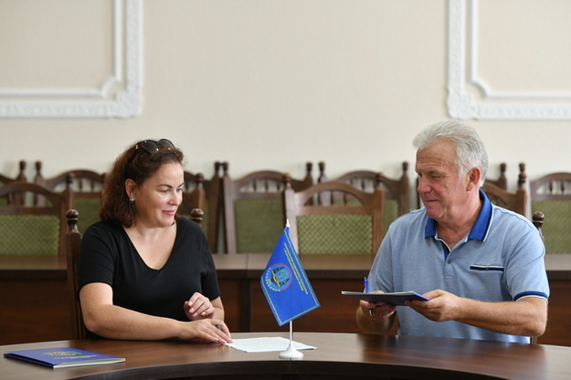 Перша в Україні повністю дистанційна школа європейського зразка «Оптіма» та Національний університет біоресурсів і природокористування 30 липня 2021 року підписали Договір про співробітництво.