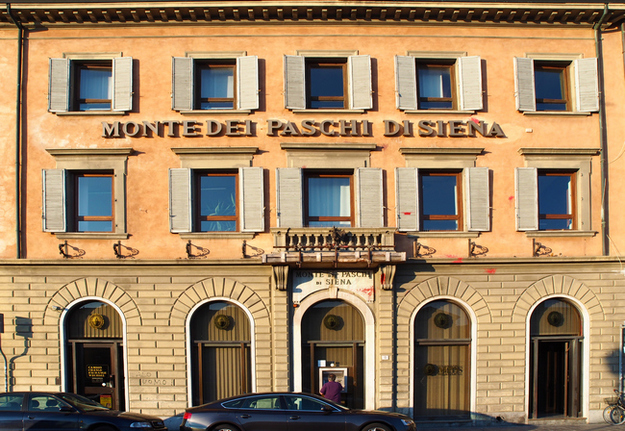 Після того, як найстаріший банк світу, Banca Monte dei Paschi di Siena в Італії, показав найгірші результати серед європейських банків, його може придбати UniCredit — для цього розглядається випуск акцій на 3 мільярди євро.