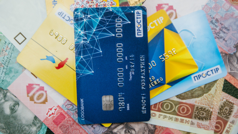 Количество безналичных операций с платежными картами выросло на треть - НБУ