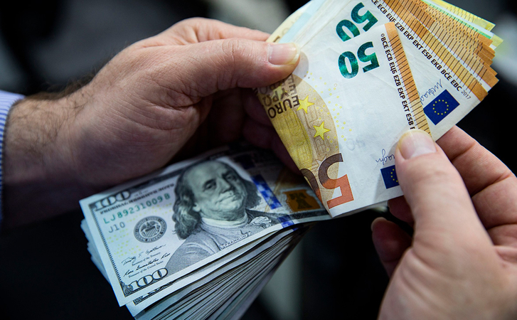Долар США дорожчає щодо євро і ієни на торгах в середу.