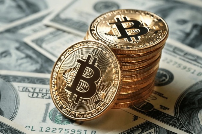 Инвестор Джон Полсон, чье состояние Forbes оценивает в $3,5 млрд, в интервью Bloomberg назвал криптовалюту «пузырем».