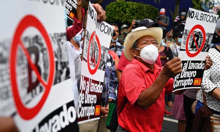 Граждане Сальвадора протестуют против введения биткоина