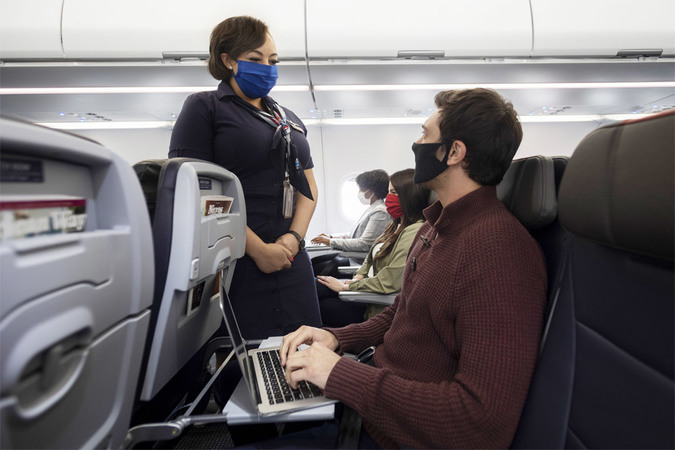 У США авіапасажирів без масок штрафуватимуть на $3 тисячі.