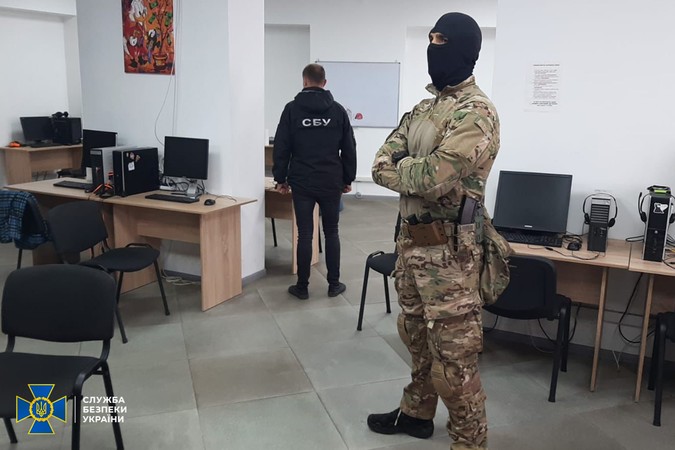 Служба безопасности Украины ликвидировала два подпольных call-центра, которые выманивали у населения доступ к банковским счетам.