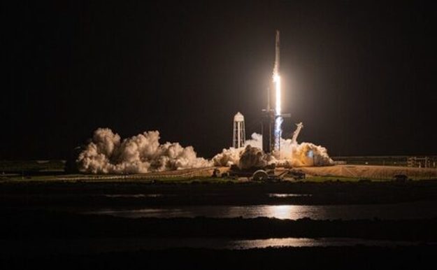 SpaceX впервые в истории компании запустила космический корабль с полностью гражданским экипажем.