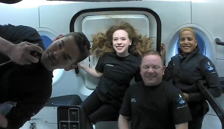 Гражданский экипаж, который компания SpaceX отправила на орбиту в рамках миссии Inspiration 4, чувствует себя хорошо и начал проводить научные эксперименты.