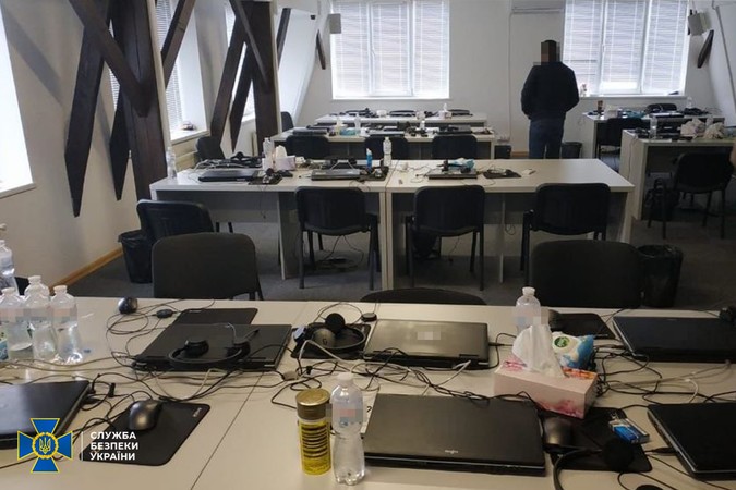 Кіберфахівці СБУ викрили у Львові мережу нелегальних call-центрів.