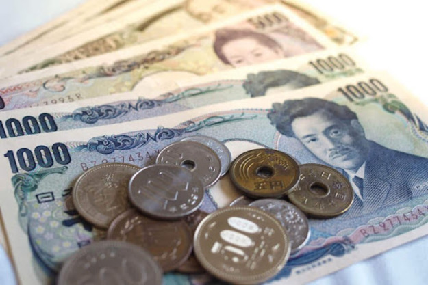 На утренних торгах иена пробила трехлетний минимум, но скорректировалась благодаря ожиданиям аналитиков, что ставки американского Центробанка поднимутся быстрее, чем в других странах.
