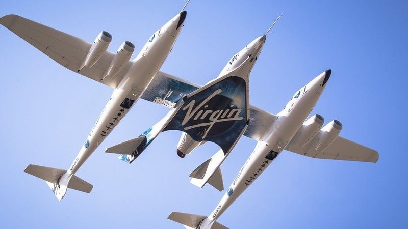 Virgin Galactic перенесла свой первый коммерческий космический полет