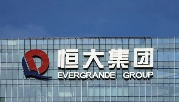 Проблемному китайскому застройщику Evergrande удалось отсрочить крайний срок погашения процентов по облигациям на $260 млн.