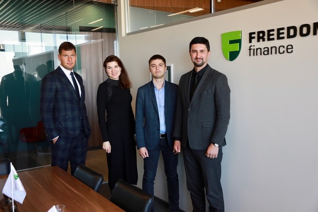 22 жовтня 2021 року інвесткомпанія «Фрідом фінанс Україна» провела первинне розміщення корпоративних облігацій серії D лізингової компанії «Еска Капітал» на суму 100 млн грн.