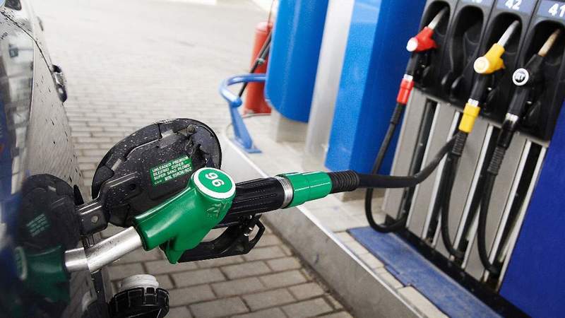 Министерство экономики обнародовало среднюю стоимость бензинов в размере 28,40 грн/литр и дизтоплива — 24,90 грн/литр, из которых высчитывается предельная цена реализации горючего на АЗС на начало ноября.