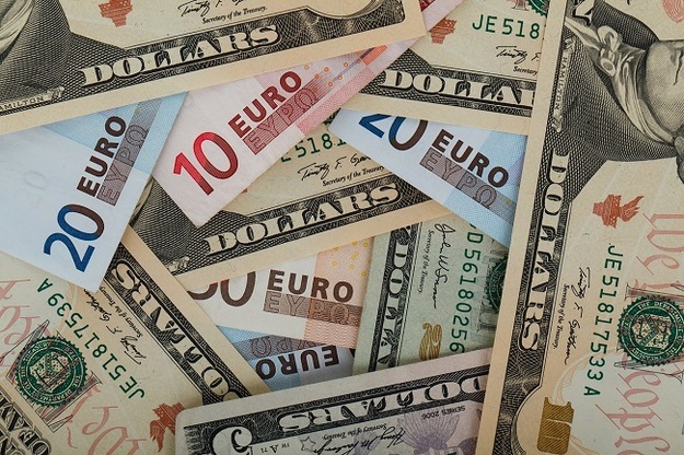 К закрытию межбанка доллар вырос на 3 копейки на покупке и в продаже, а евро вырос в покупке и в продаже на 19 копеек.