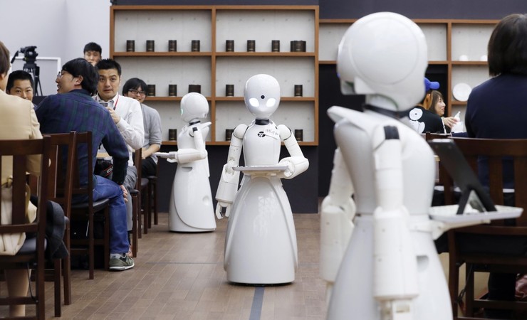 В Токио открылось кафе Diverse Avatar Working Network, в котором посетителей обслуживают роботы-официанты.