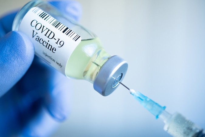 Існуючі вакцини, ймовірно, захищають від важкого перебігу омікрону - медексперт