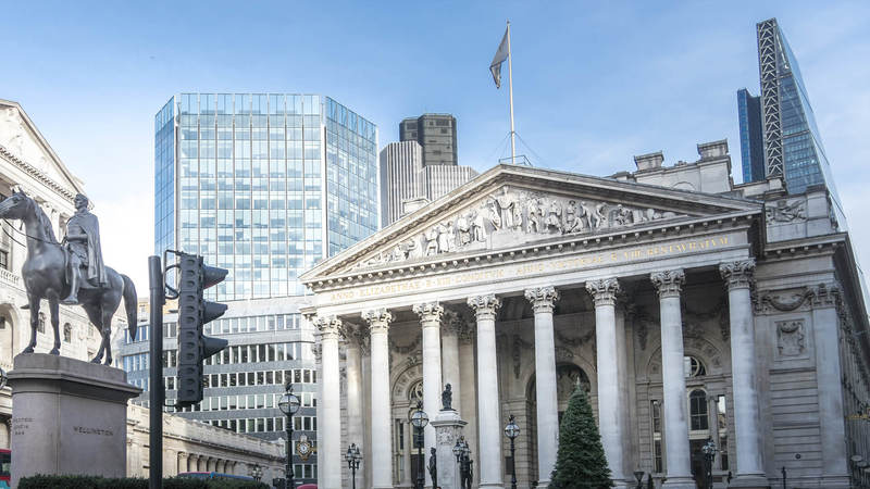 Банк Англии поднял процентную ставку на 15 базовых пунктов