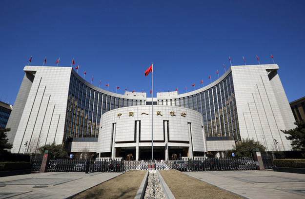 Народний банк Китаю в понеділок вперше за 20 місяців знизив ключову ставку в спробі підтримати економіку, що сповільнюється.