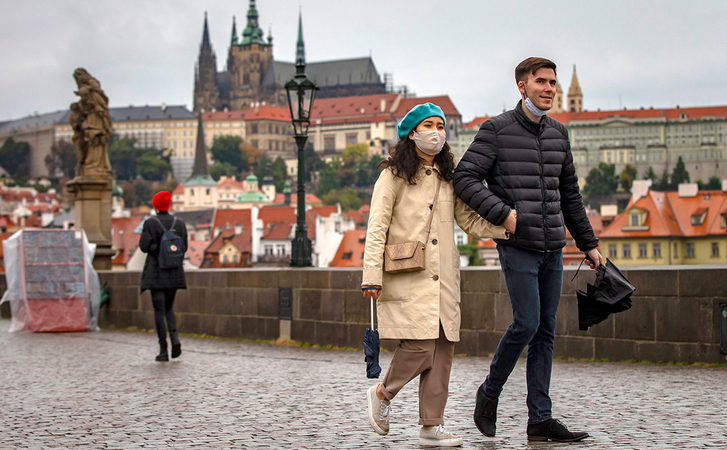Влада Чехії вирішила змінити правила в'їзду для українських громадян і з 27 грудня вимагатиме негативний результат ПЛР-тесту навіть від повністю вакцинованих громадян.