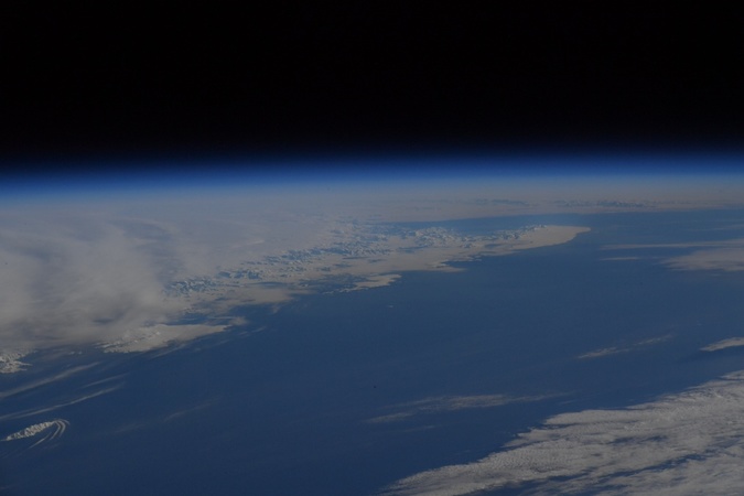 Астронавт NASA поздравил мир с Новым годом снимками из МКС