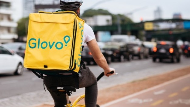 Німецька група компанія Delivery Hero, що фокусується на сервісах доставки, заявила, що підписала угоду про придбання 39,4% акцій іспанського додатка Glovo.
