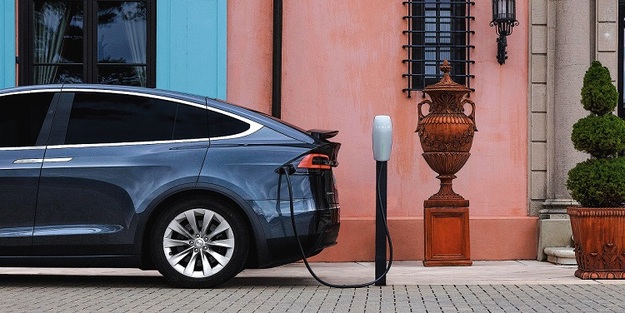 Tesla поставила рекордное количество электромобилей в 2021 году — почти миллион.