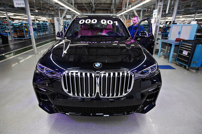 BMW впервые с 2015 года опередила Mercedes в годовых продажах автомобилей премиум-класса.