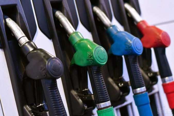 Минэкономики обнародовало среднюю стоимость бензинов в размере 27,92 грн/литр и дизтоплива — 25,16 грн/литр, из которых исчисляется предельная цена реализации горючего на автозаправочных станциях на середину января.