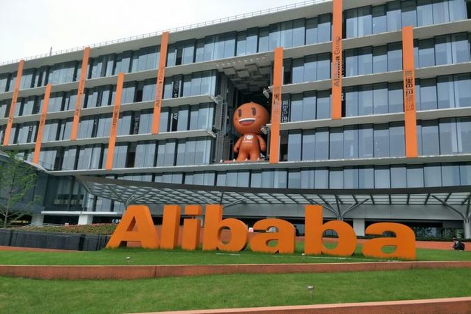 Нещодавно з'явилася низка повідомлень про те, що Чарлі Мангер подвоїв свої вкладення в акції Alibaba Group Holding (BABA).
