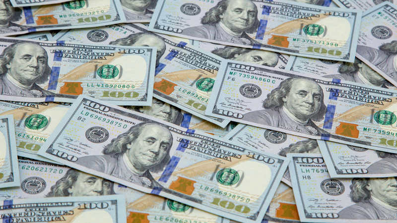 С 10 по 14 января НБУ продал на межбанковском валютном рынке $330,7 млн, не покупая валюту.