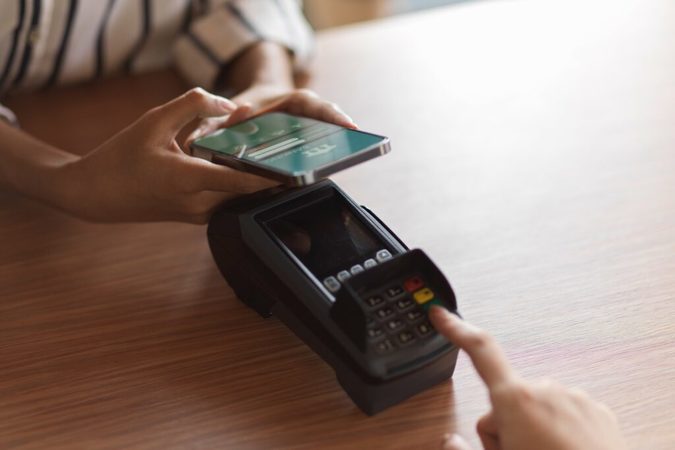 Державний Ощадбанк запустив термінал та програмне РРО у смартфоні через мобільний додаток ОщадPAY, банк пропонує єдиний тариф для підключення еквайрингу з використанням ОщадPAY — 1,7%.