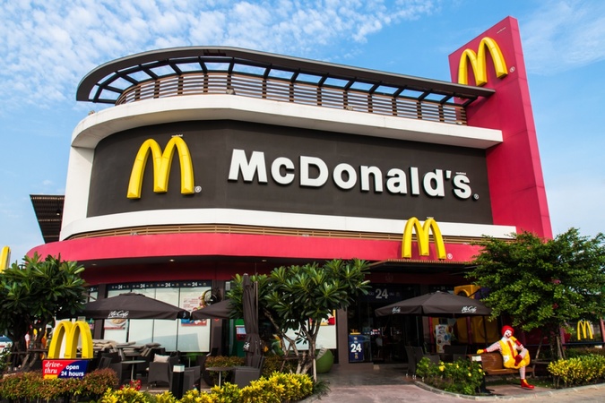 Чистая прибыль сети ресторанов быстрого питания McDonald's по итогам 2021 года увеличилась в 1,6 раза по сравнению с предыдущим годом — до $7,545 миллиарда.