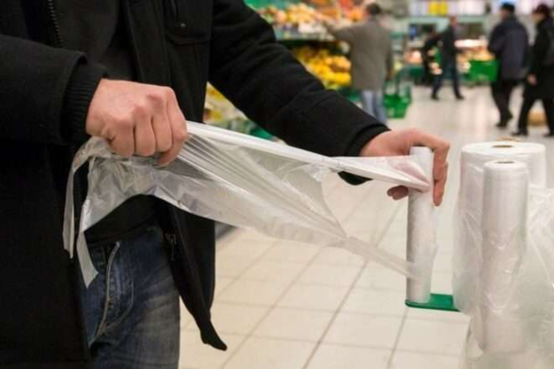З 1 лютого вартість пластикових пакетів для споживачів становитиме від 2 до 3 гривень за штуку в залежності від їхніх характеристик.
