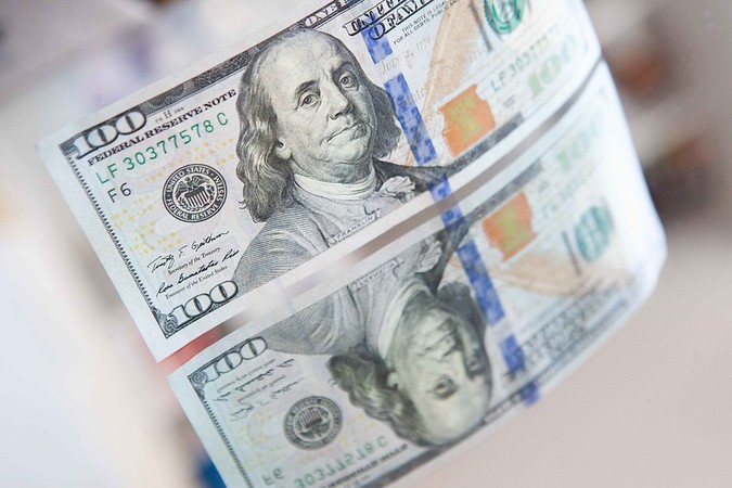 К открытию межбанка доллар подешевел на 1 копейку в покупке и в продаже, а евро прибавило 5 копеек в покупке и 4 копейки в продаже.