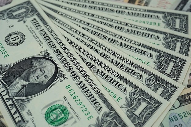 К закрытию межбанка доллар упал на 12 копеек на покупке и в продаже, а евро упал в покупке и в продаже на 7 копеек.