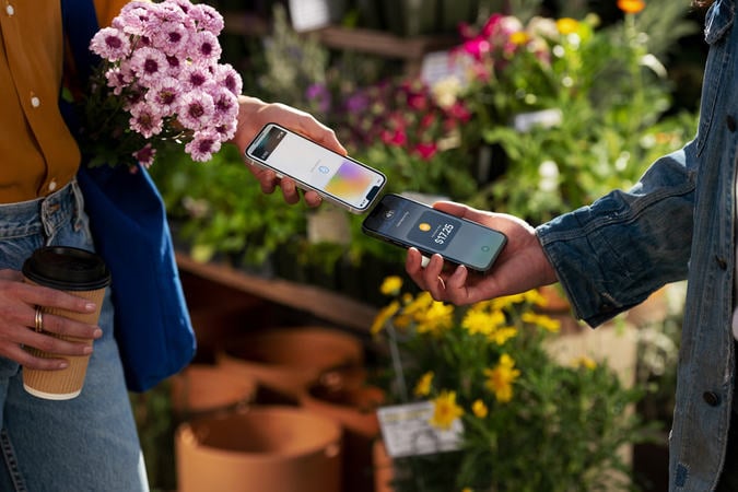 Apple анонсувала сервіс Tap to Pay на базі технології NFC, що перетворює iPhone на платіжний термінал.