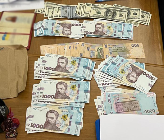 У Києві викрили адвоката та топменеджера одного зі столичних банків на одержанні хабаря у $5 тисяч за вплив на ухвалення рішення співробітниками Нацбанку.