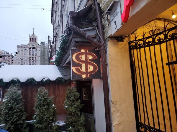 Ситуація на валютному ринку цього тижня була досить спокійною, незважаючи на спроби розгойдати курс долара у п'ятницю на чергових негативних новинах навколо України після зустрічі у нормандському форматі.