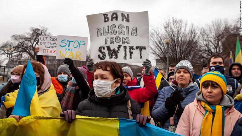 Германия, единственная страна ЕС, которая до сих пор воздерживалась от поддержки отключения России от SWIFT из-за войны в Украине, согласилось на введение этой санкции.